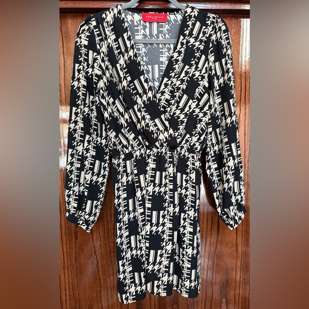Akira Chicago Red Label Women's Dress Medium Long Sleeve Black Geometric Stars